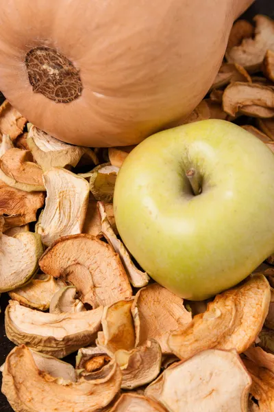 Skivor av torkade äpplen med äpple och pumpa — Stockfoto