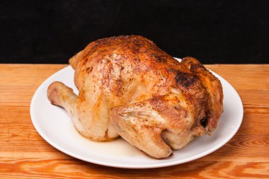 kızarmış tavuk beyaz tabakta ve ahşap