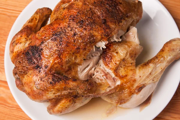 Frango assado em placa branca e de madeira — Fotografia de Stock