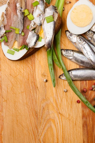 Sándwich de anchoas saladas con huevo y cebolla de primavera —  Fotos de Stock