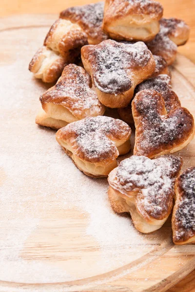 Αρτοποιείο καρδιές από split ζαχαροπλαστικής με ζάχαρη σε σκόνη σε ξύλινα — Φωτογραφία Αρχείου