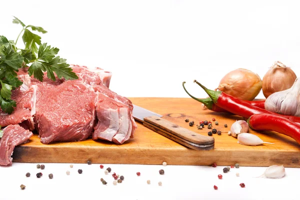Čerstvé maso hovězího masa s kostí na dřevěných koření a nůž — Stock fotografie