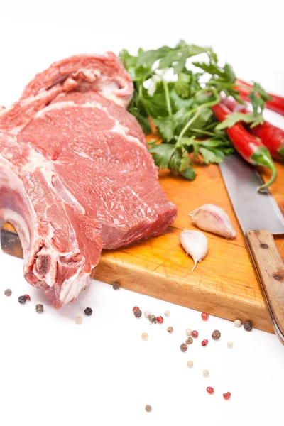 Frisches Rindfleisch mit Knochen auf Holzgewürzen und Messer — Stockfoto