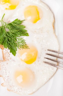 plaka üzerinde sahanda yumurta ile Kahvaltı