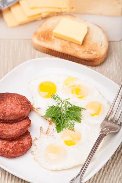 Desayuno con huevos fritos, salchichas y tostadas en el plato — Foto de Stock