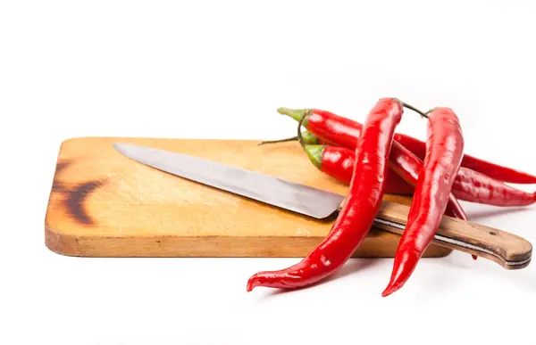 Varm paprika chilipeppar och kniv ombord — Stockfoto