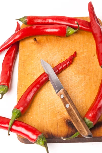 Varm paprika chilipeppar och kniv ombord — Stockfoto