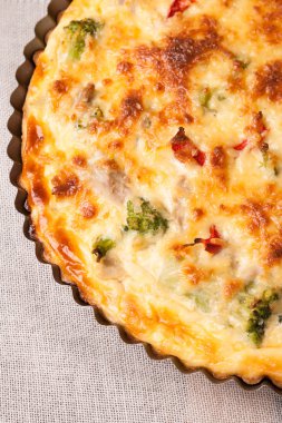 tatlı kek tart formunda kumaş üzerine yuvarlak altın