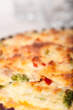 tatlı kek tart formunda kumaş üzerine yuvarlak altın