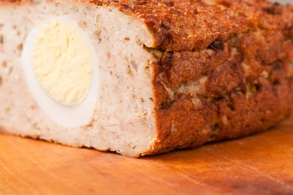 Mięso chleb z sznycle Turcji na desce — Zdjęcie stockowe