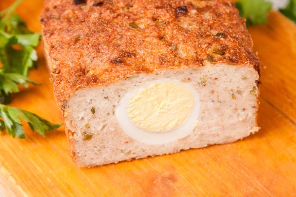 Pan de carne de pavo de rissole sobre tabla de madera — Foto de Stock