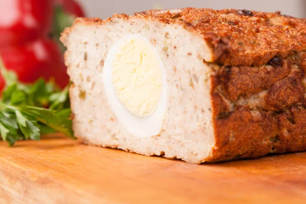 Eti ekmek köfte Türkiye ahşap tahta üzerinde — Stok fotoğraf
