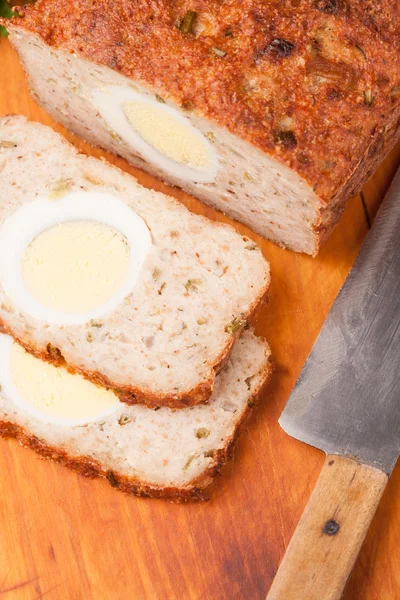 Pain de viande de rissole dinde sur planche de bois — Photo