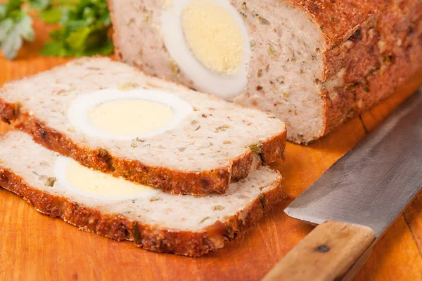 Pão de carne de peru rissole em tábua de madeira — Fotografia de Stock