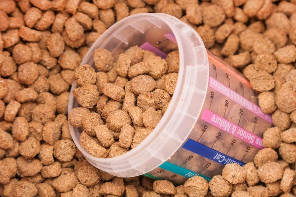 Dry grained pets food with measured glass — Stock Photo, Image