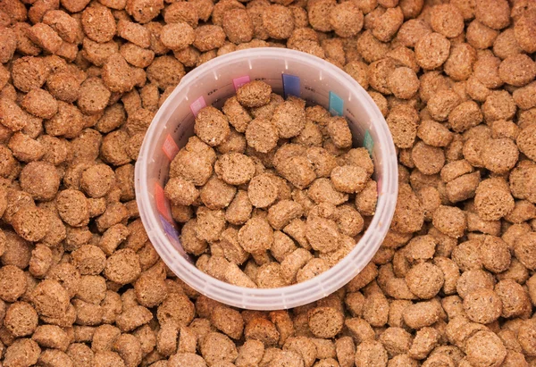 Dry grained pets food with measured glass — Stock Photo, Image