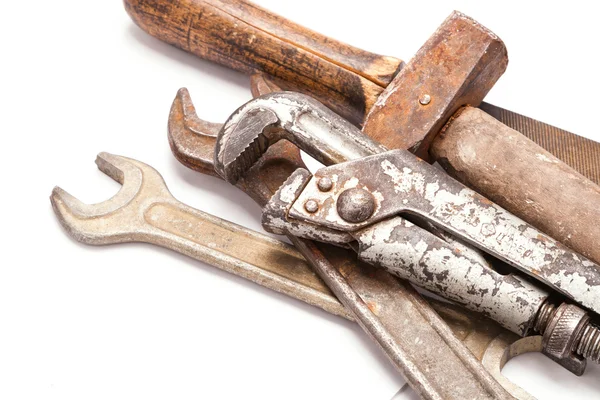 Oude metalen werk handgereedschap met roest op wit — Stockfoto