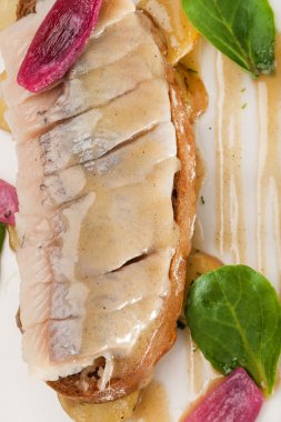 hardal soslu ringa turşusu gelen yakın çekim yemek