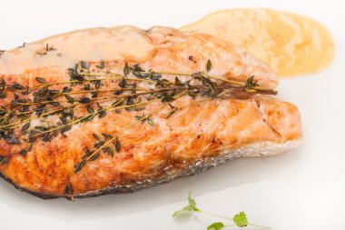 yakın çekim sıcak tabak kavurma staek dan somon