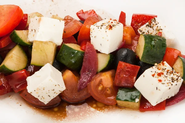 Nahaufnahme Salat aus farbigem, frischem Gemüse — Stockfoto