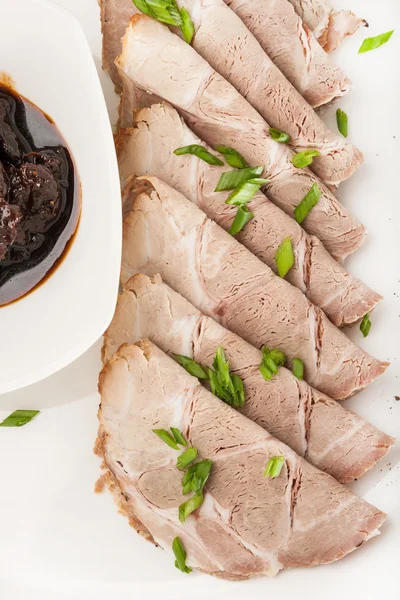Close-up hapje uit stukken vlees met saus — Stockfoto