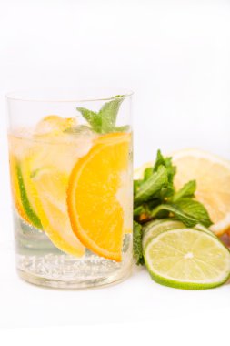 taze soğuk kokteyl cam ile dilimlenmiş citus