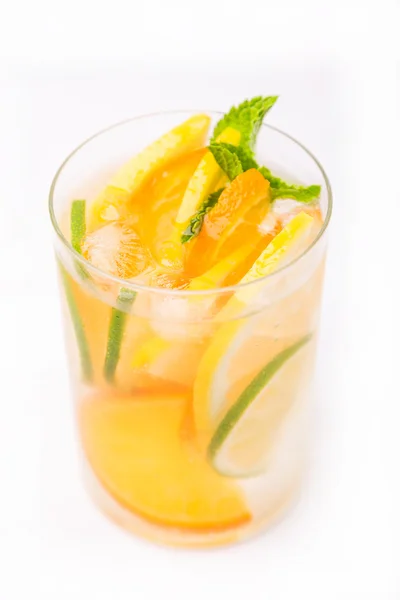Cocktail frio fresco em vidro com citus fatiado — Fotografia de Stock