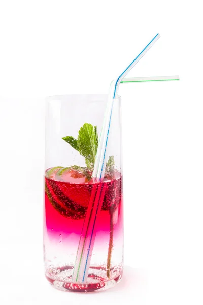 Frischer kalter Cocktail im Glas mit Zitronenscheiben — Stockfoto