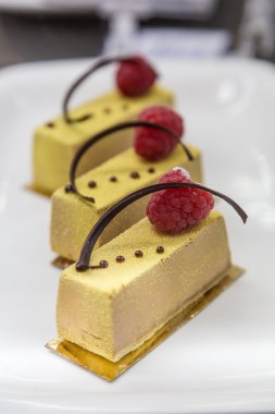 taze meyve suyu pastrys çikolata ve ahududu gösterisi penceresinde