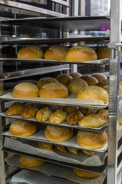 Frische heiße Brötchen im Handwagen aus dem Ofen — Stockfoto