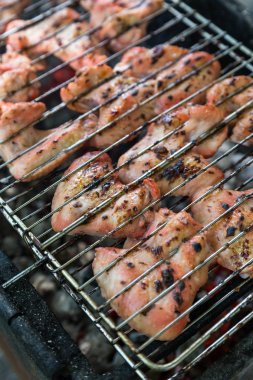 suyu marine edilmiş tavuk kanat ızgara