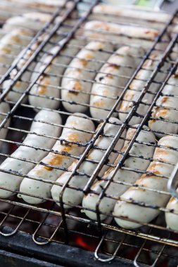 birçok uncooking sosis ızgara ızgara için