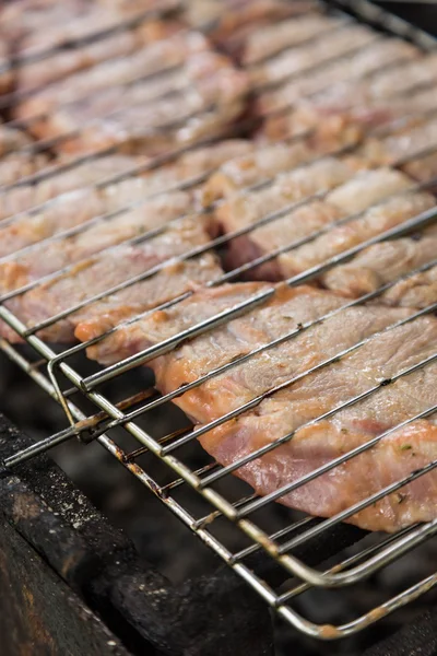 Filete de carne de jugo en barbacoa a la parrilla — Foto de Stock