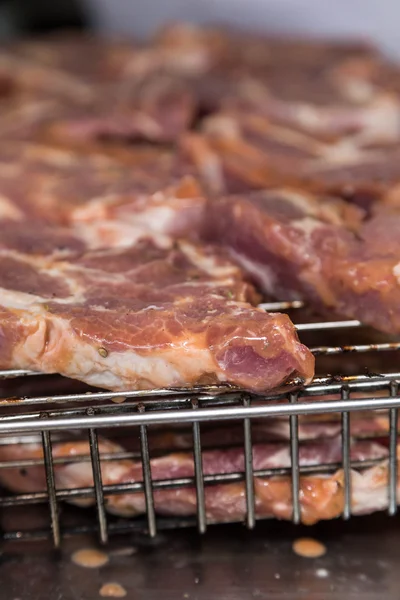 Steak de viande non cuit dans un barbecue grillé — Photo