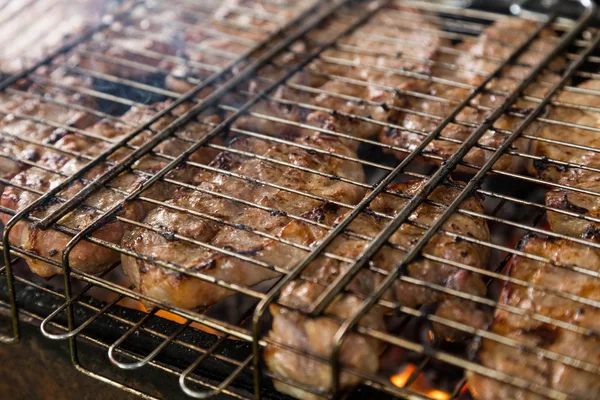 Sok z mięsa stek w grill grilla — Zdjęcie stockowe