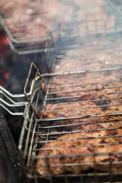 Sok z mięsa stek w grill grilla — Zdjęcie stockowe