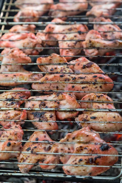 Ailes de poulet marinées au jus en grillé — Photo