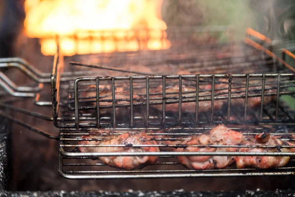 Jugo de alitas de pollo marinadas a la parrilla — Foto de Stock