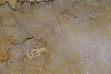 Sarı sıva duvar iç hasar