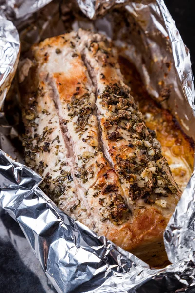 Carne al horno con sazón en papel de aluminio en bandeja negra — Foto de Stock