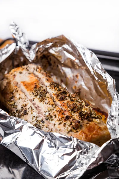 Carne al horno con sazón en papel de aluminio en bandeja negra — Foto de Stock