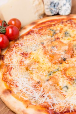 sıcak pizza ile garnitür ve bileşenleri