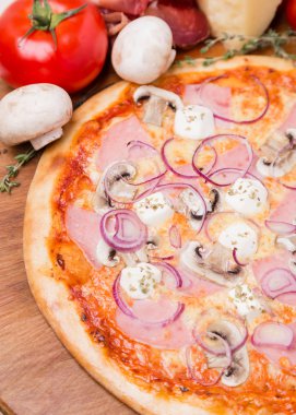 sıcak pizza ile garnitür ve bileşenleri