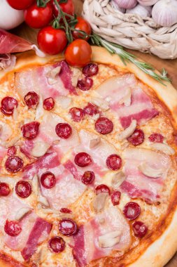 sıcak pizza ile garnitür ve bileşenleri