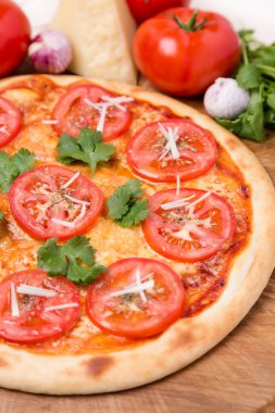 sıcak pizza ile garnitür ve bileşenleri