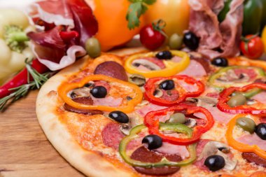sıcak pizza ile garnitür ve bileşenleri