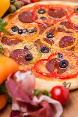 sıcak pizza ile garnitür ve bileşenleri
