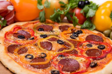 sıcak pizza ile garnitür ve bileşenleri
