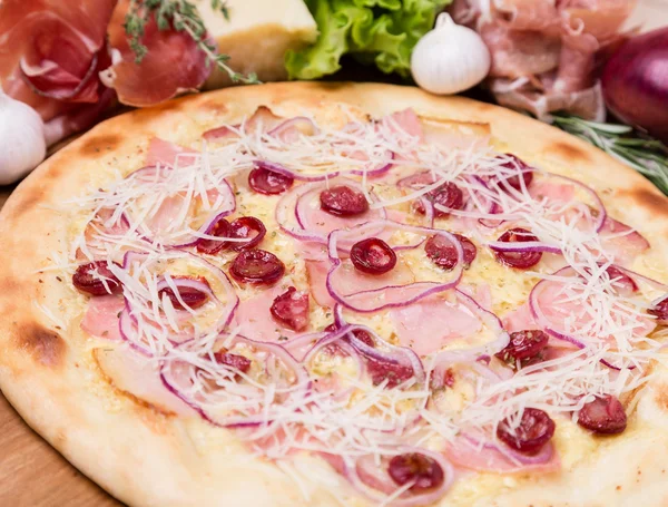 Pizza calda con guarnitura e componenti — Foto Stock