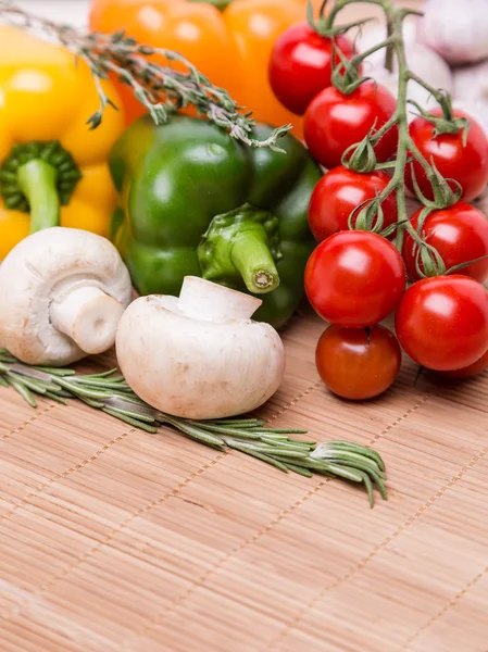 Groep verse groenten op houten gekleurde — Stockfoto